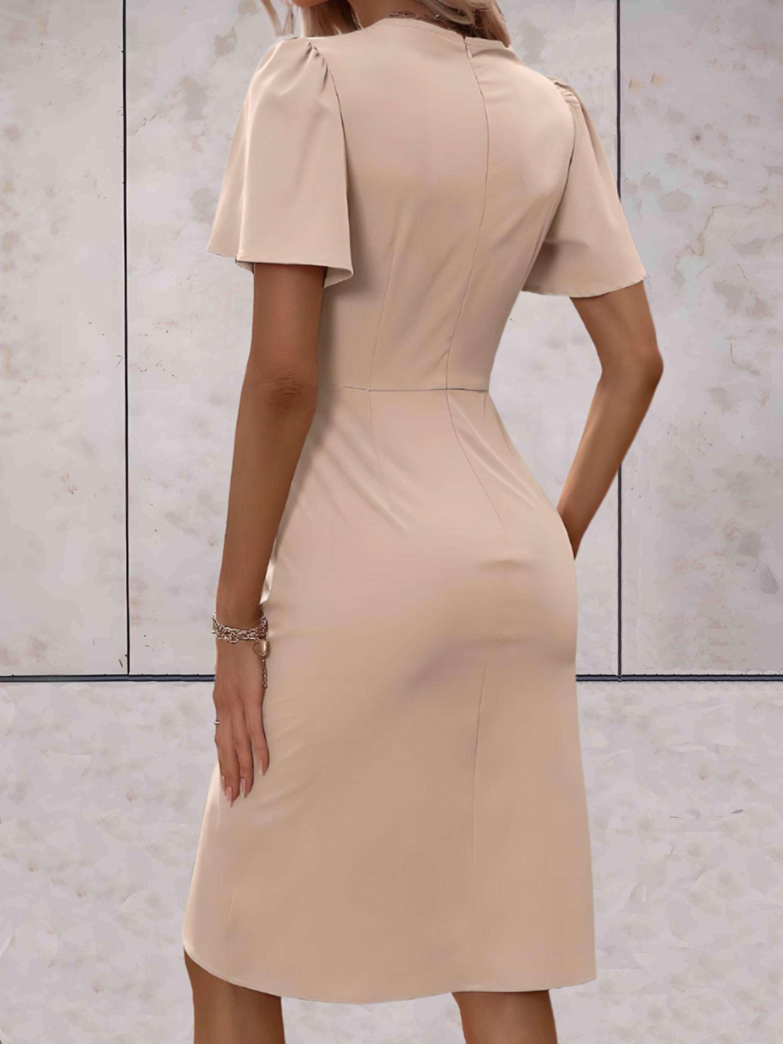 Robe moulante à manches fluides
