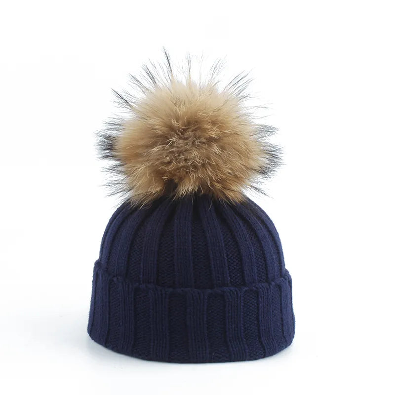 Bonnet d'hiver tricoté avec pompon 3