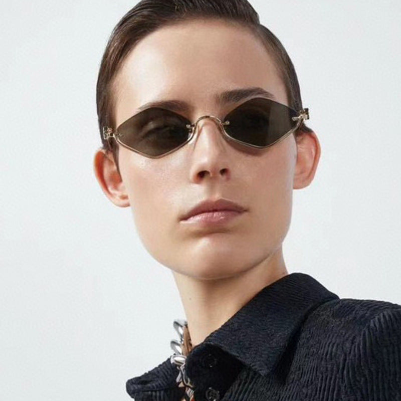 Lunettes de soleil pour femme design géométrique 1