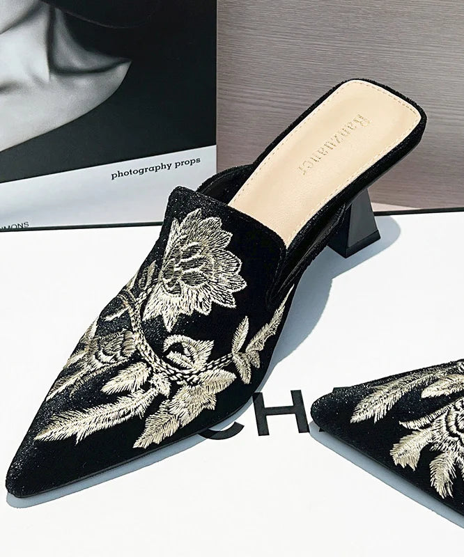 Sandales à talons pour femmes à bout pointu avec broderies 1
