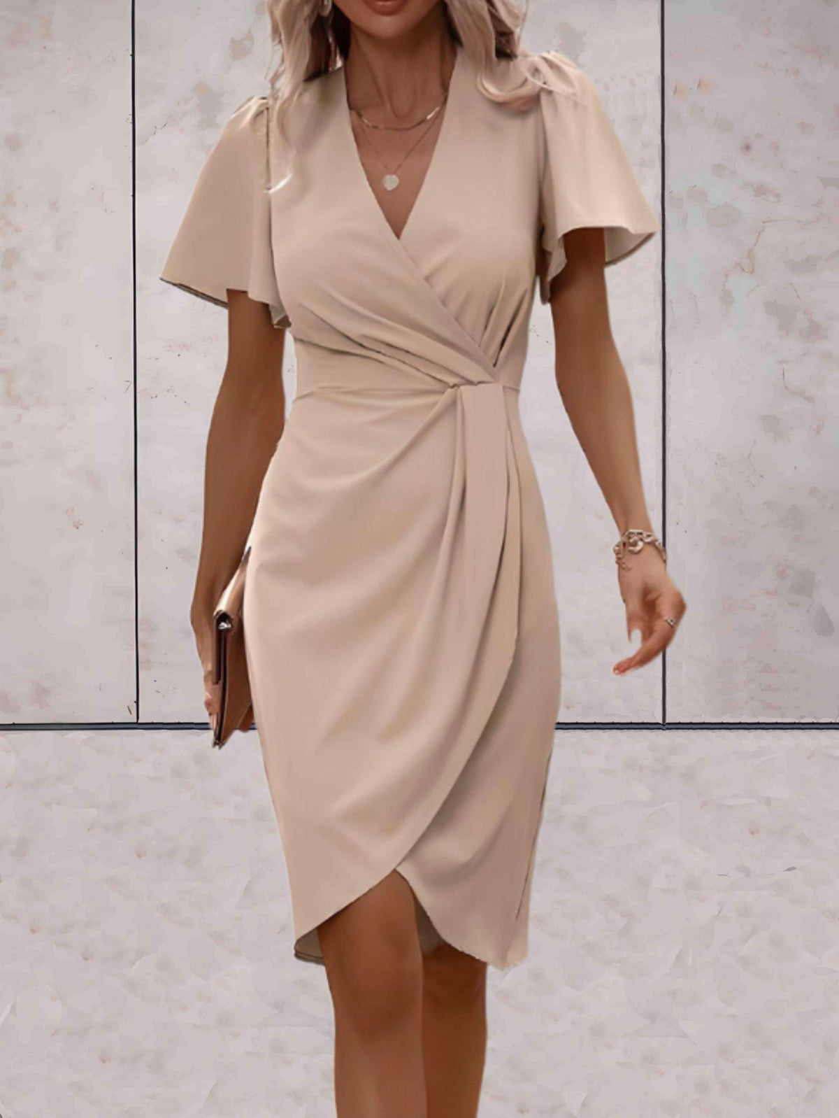 Robe moulante à manches fluides
