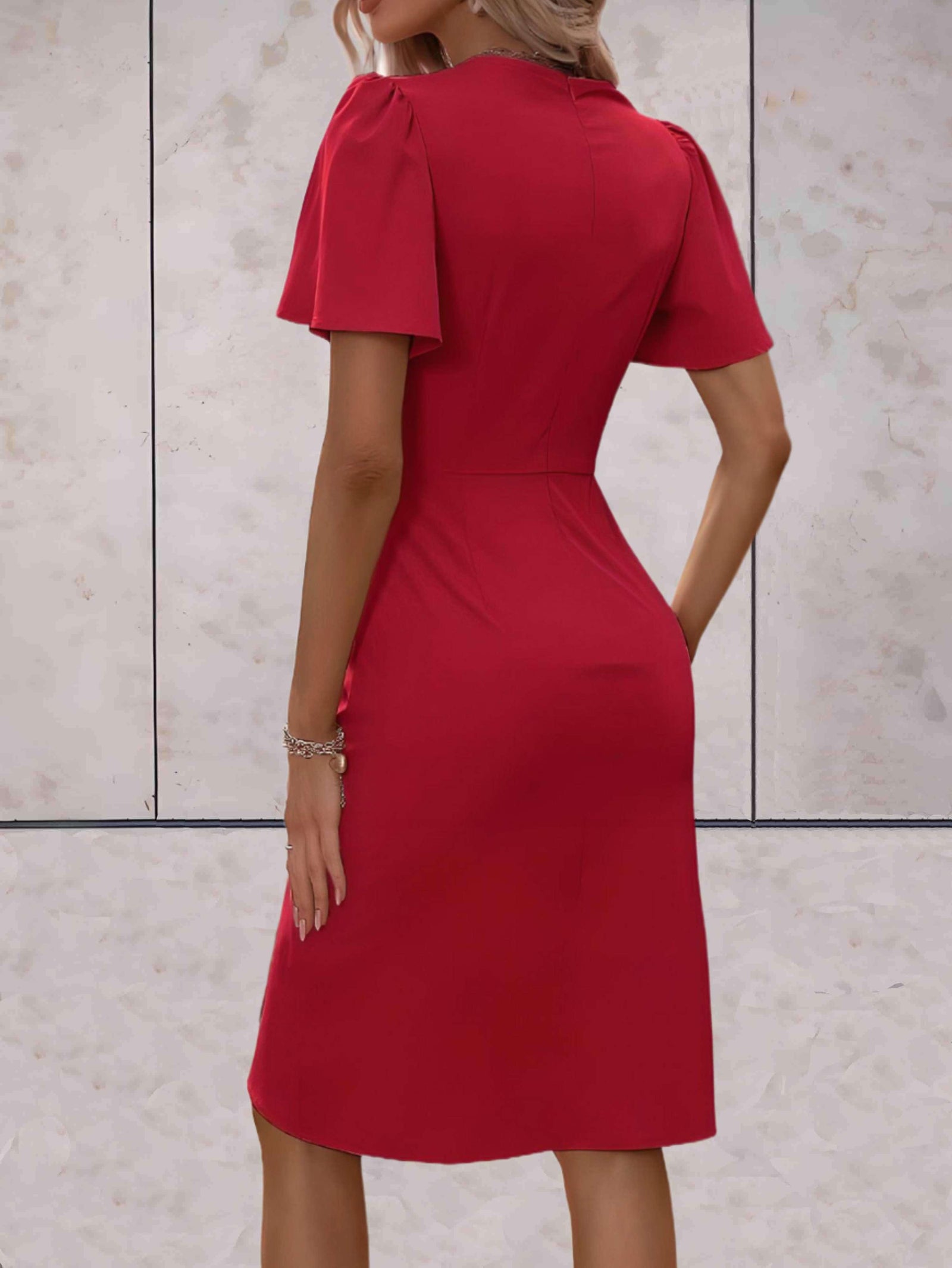 Robe moulante à manches fluides