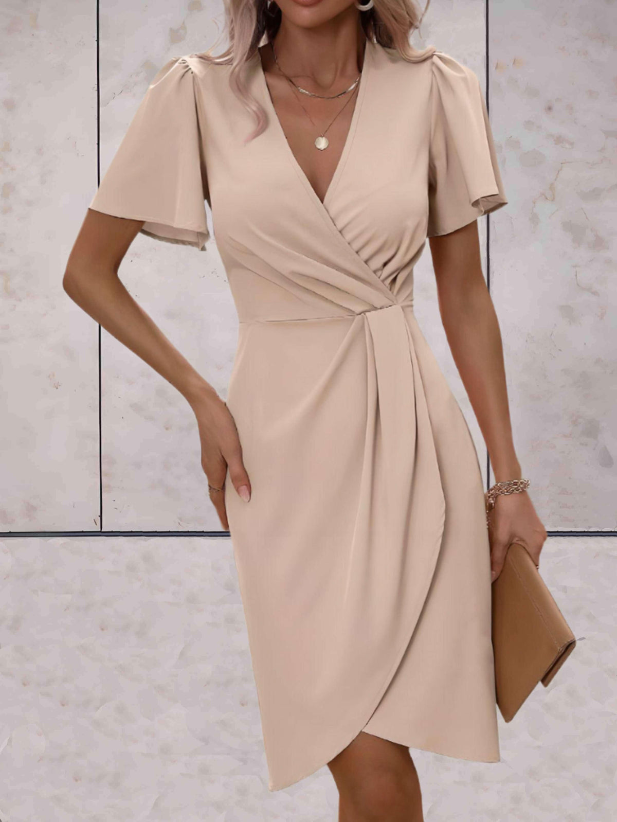 Robe moulante à manches fluides