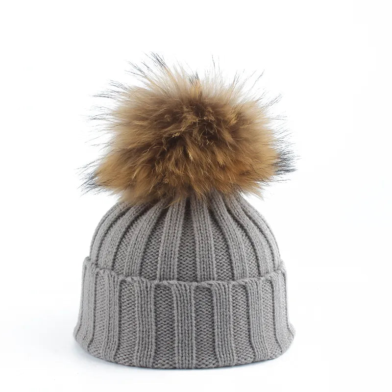 Bonnet d'hiver tricoté avec pompon 2