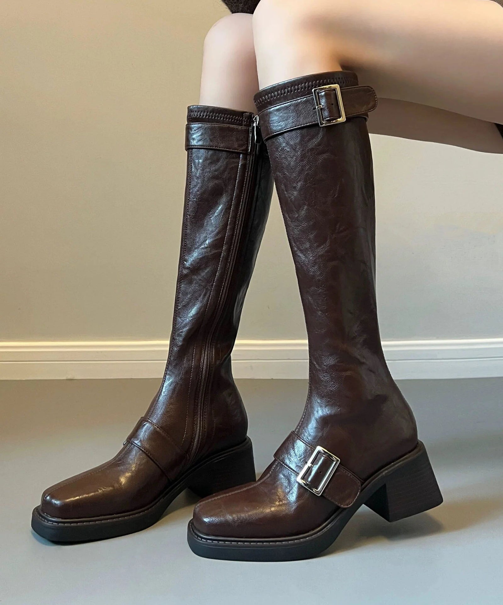 Bottes femme à bout pointu avec bride à boucle et semelle épaisse 3