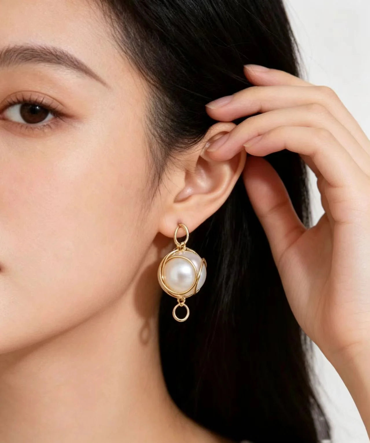 Boucles d'oreilles pendantes pour femme avec perles blanches et fil enroulé 1