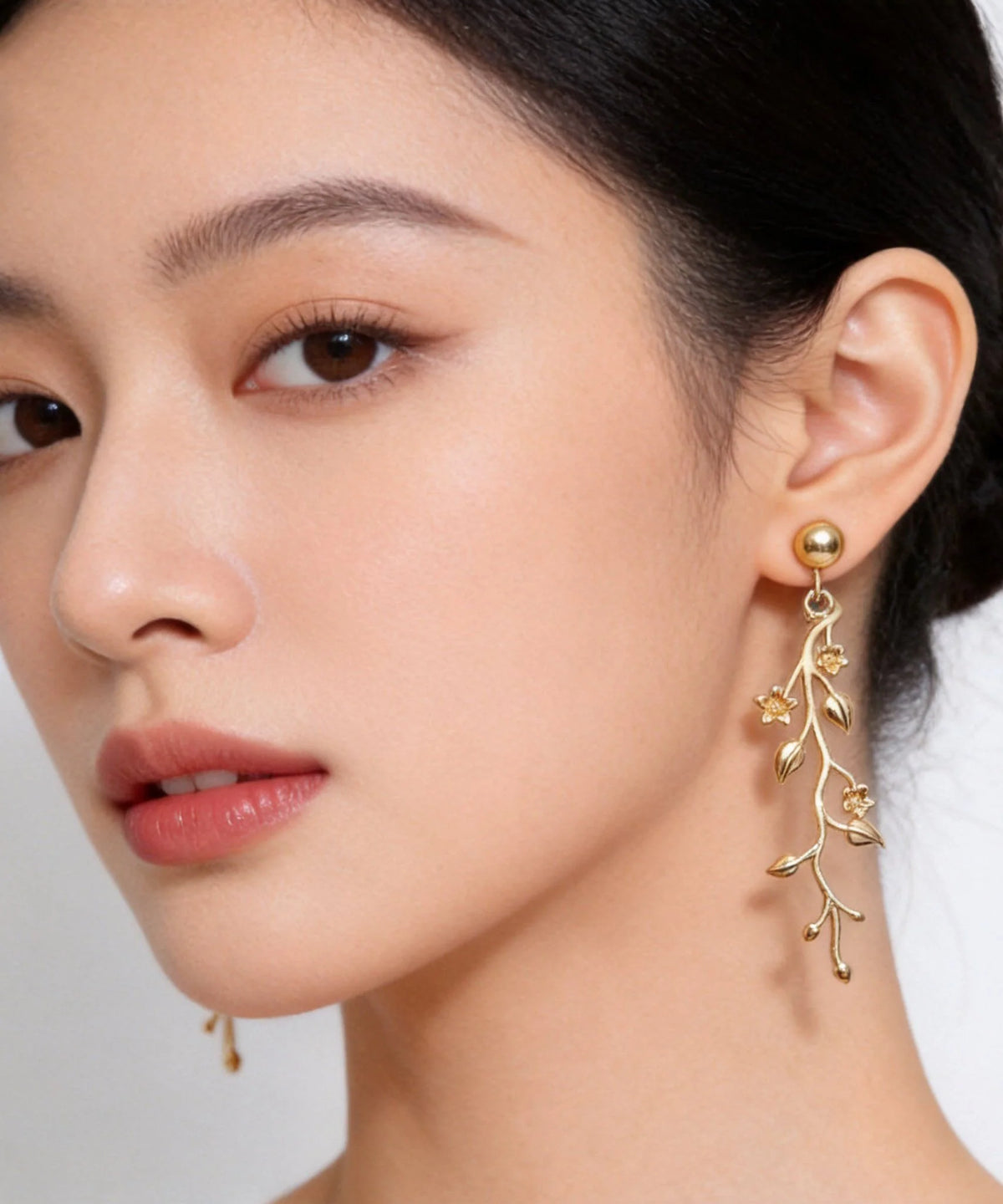 Boucles d'oreilles pendantes pour femme avec pompon et branche dorée 3