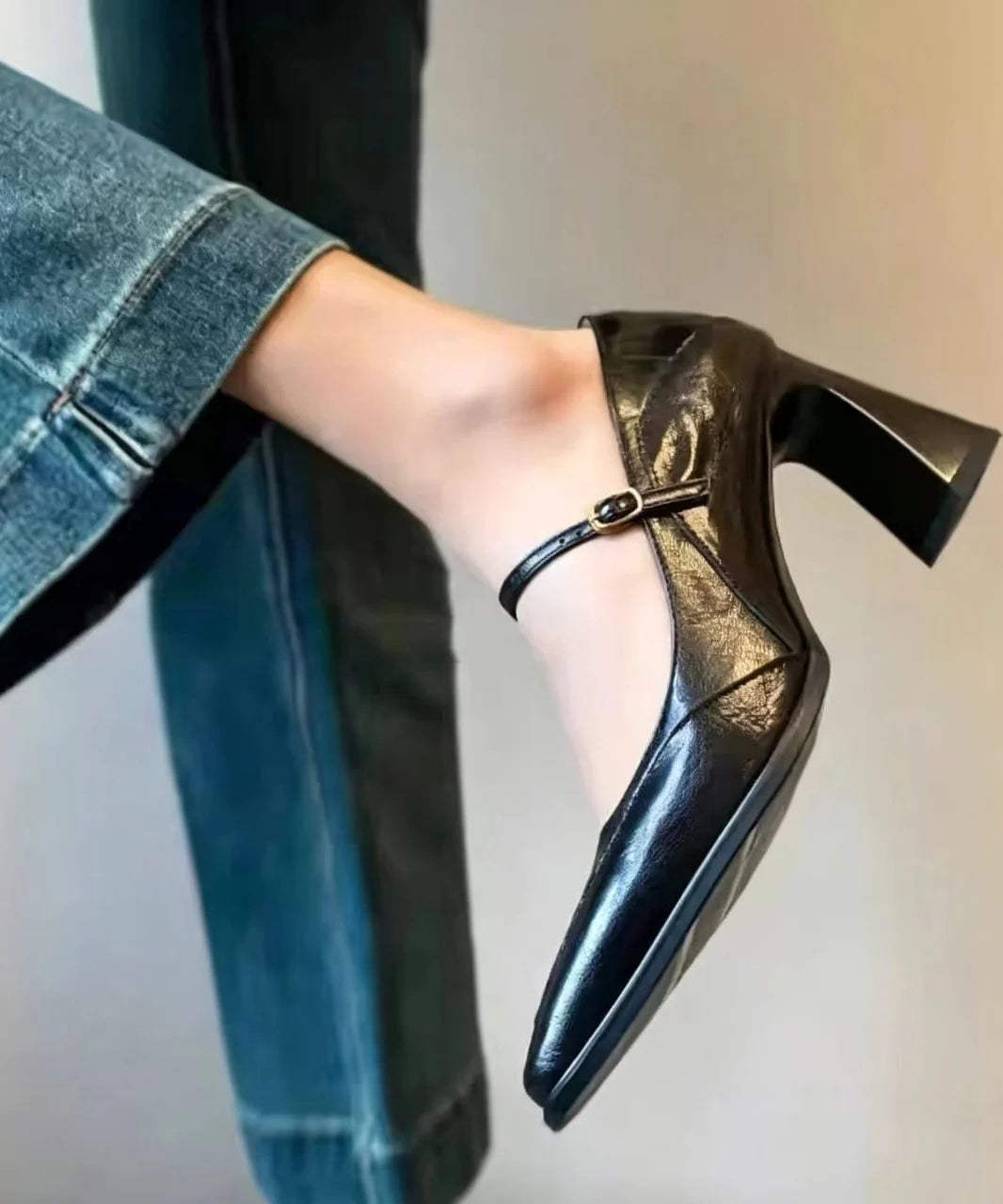 Escarpin Femme Chic et Confortable à Talons Épais avec Boucle 2