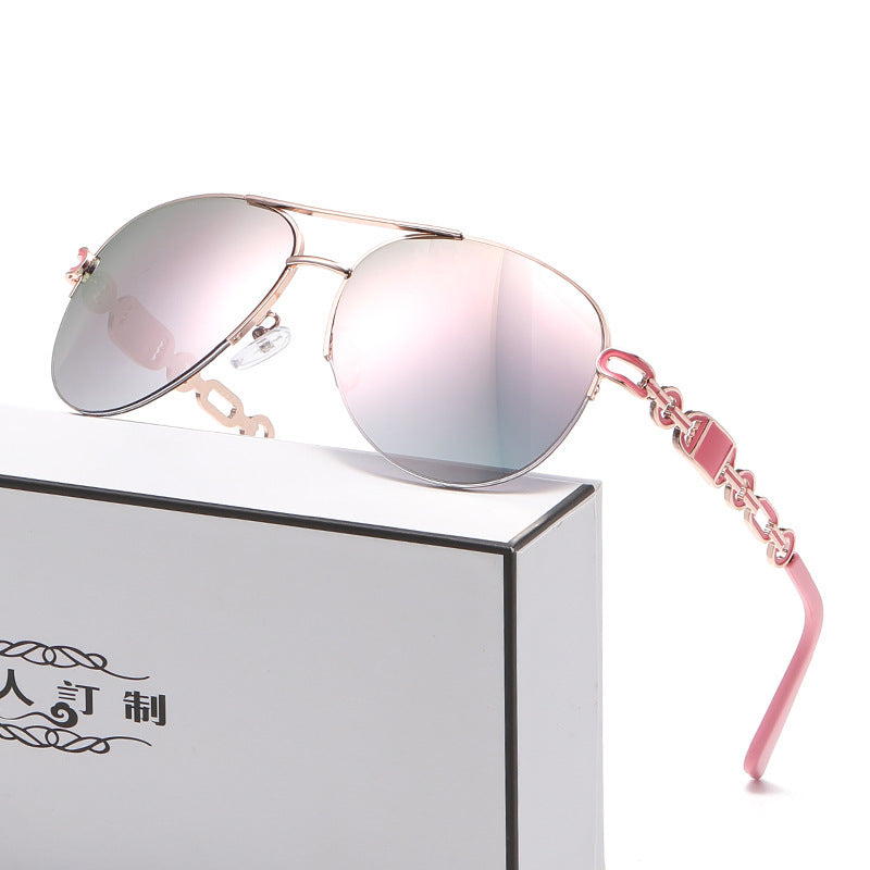 Lunettes de soleil aviateur pour femmes avec détail de chaîne tendance 12