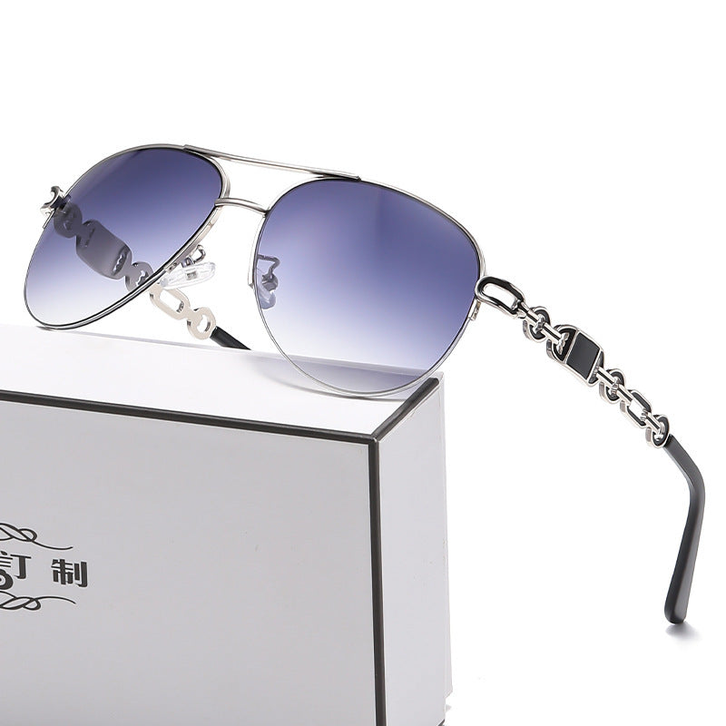 Lunettes de soleil aviateur pour femmes avec détail de chaîne tendance 6