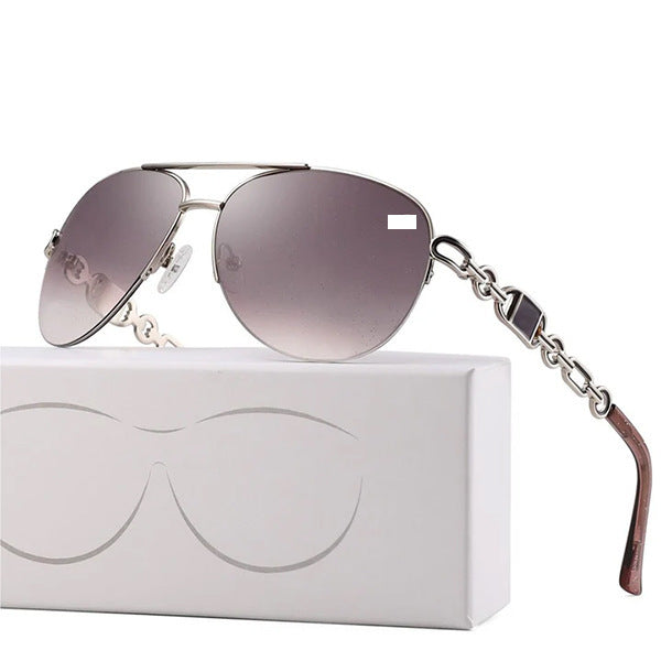 Lunettes de soleil aviateur pour femmes avec détail de chaîne tendance 7