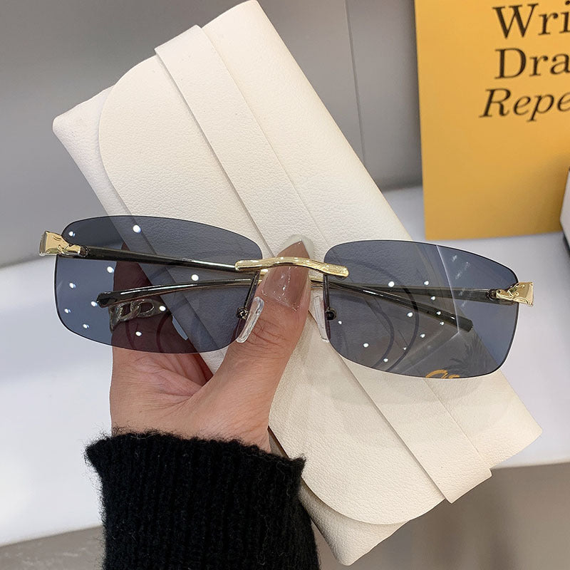 Lunettes de soleil femme design moderne 12