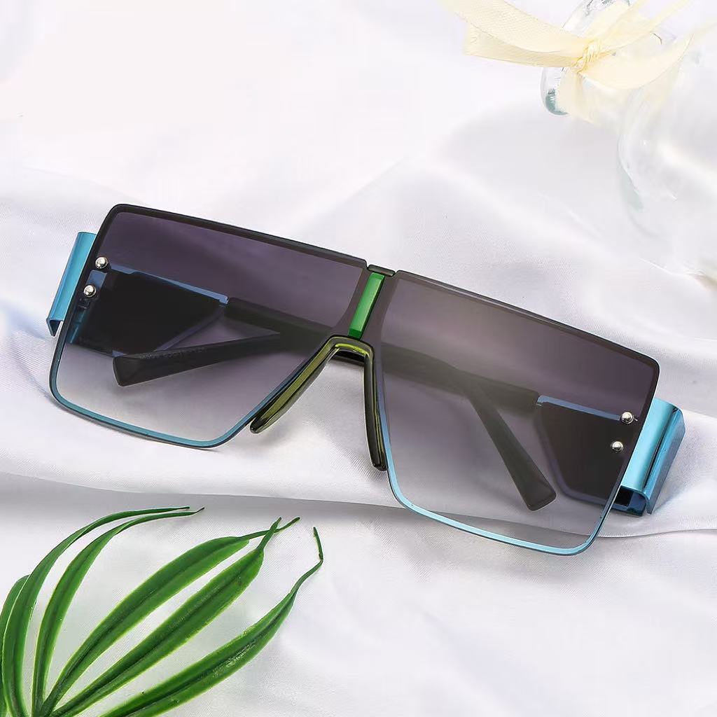 Lunettes de soleil surdimensionnées pour femme au design futuriste 2