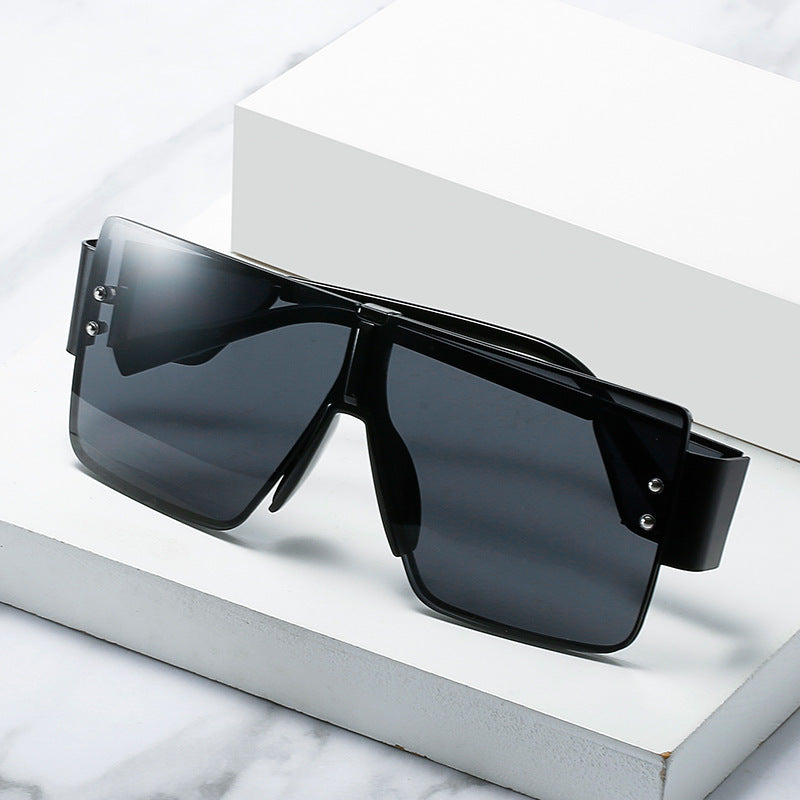 Lunettes de soleil surdimensionnées pour femme au design futuriste 3