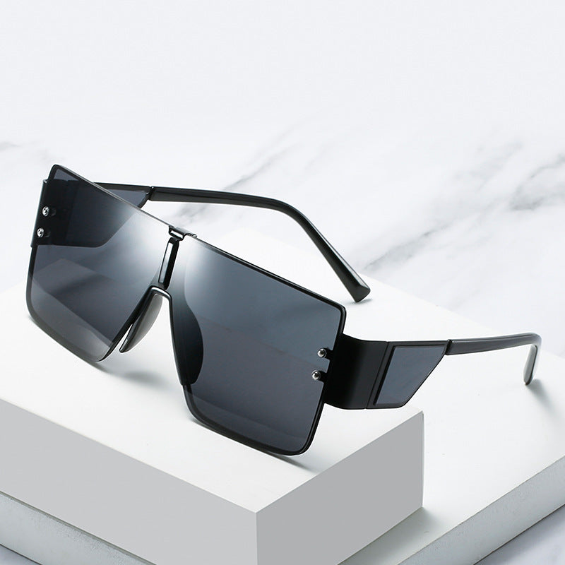 Lunettes de soleil surdimensionnées pour femme au design futuriste 4