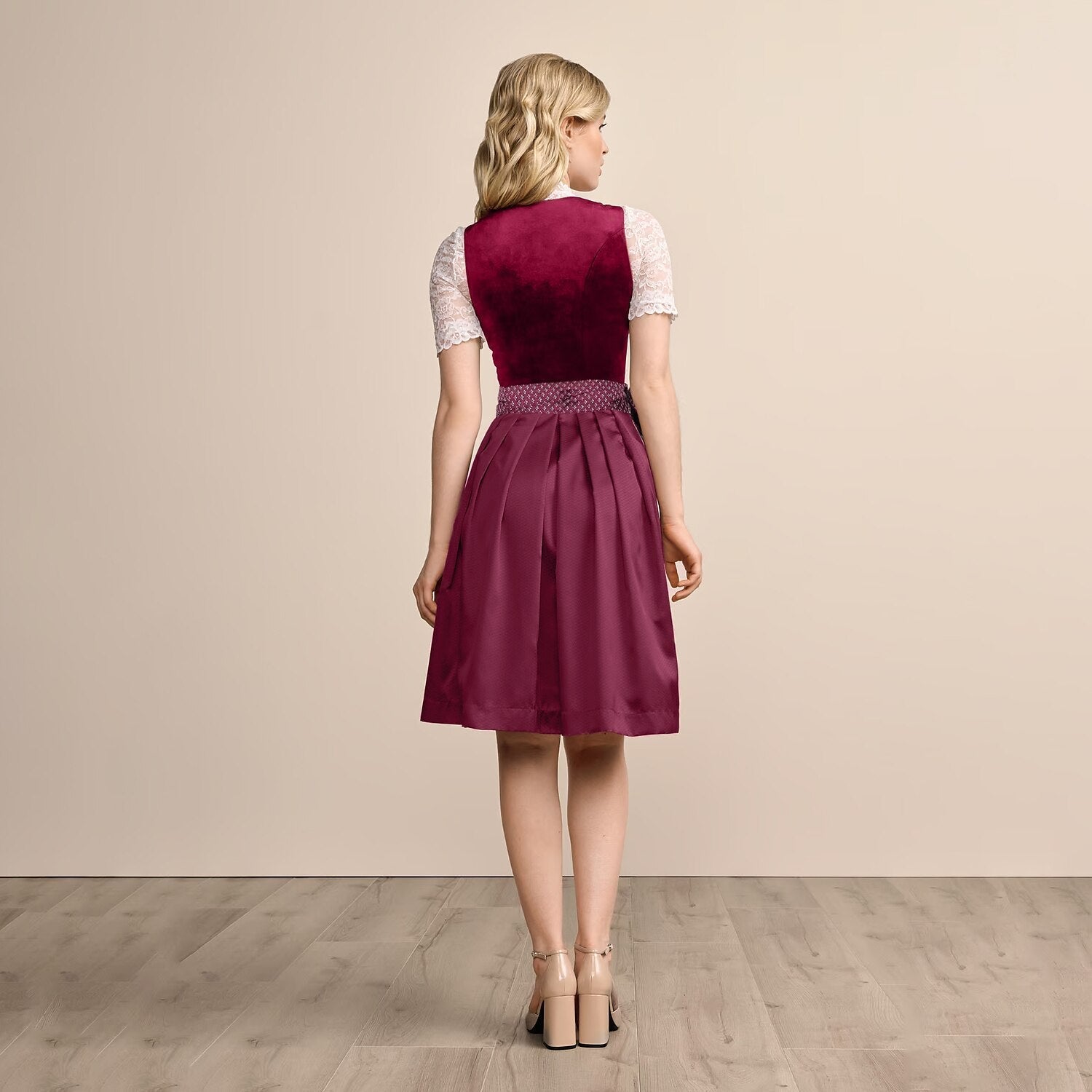 Robe Dirndl Noire Brodée en Tissu pour Femmes 5