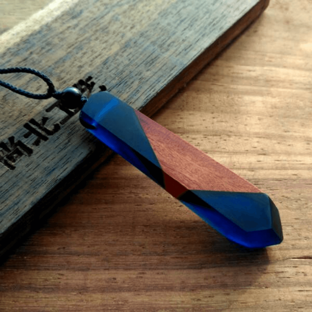 Collier en résine de bois